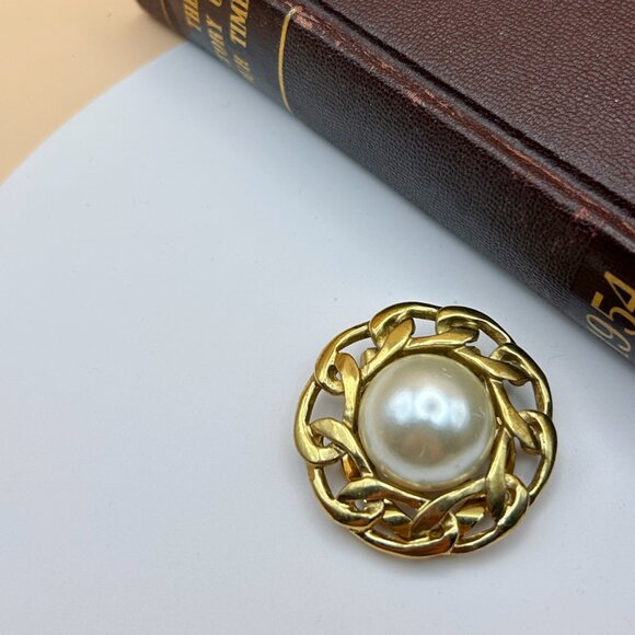 Vintage 1980s Gold Tone Scarf Clip with Faux Pearl | Butler | Chain Design - Picture 4 of 5